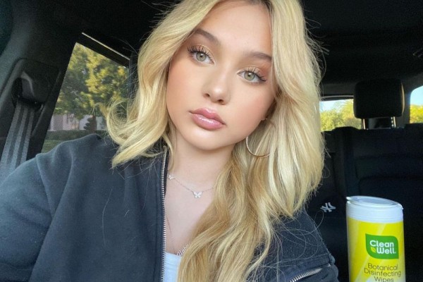 10 Pesona Alabama Barker, Putri Drummer Blink-182 yang Memikat Hati
