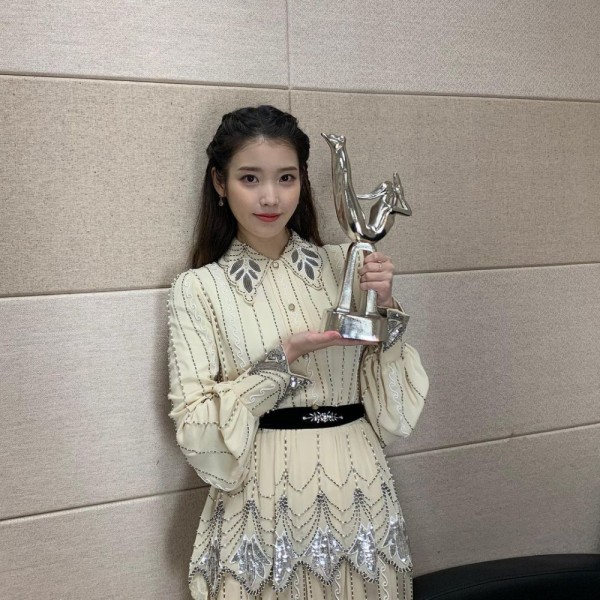 Raih Daesang, 9 Potret Menawan IU saat Hadiri Golden Disc Awards 2021