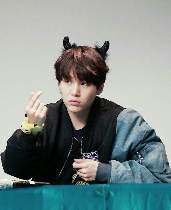 10 Potret Finger Heart Suga BTS yang Rayakan Debut 8 Tahun