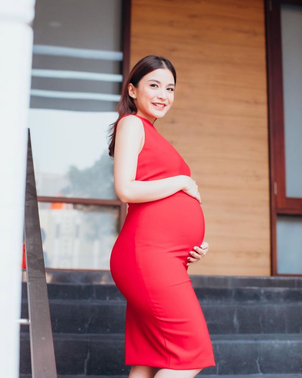 Percaya Diri, 10 Artis Ini Pamer Baby Bump Dengan Gaun Merah