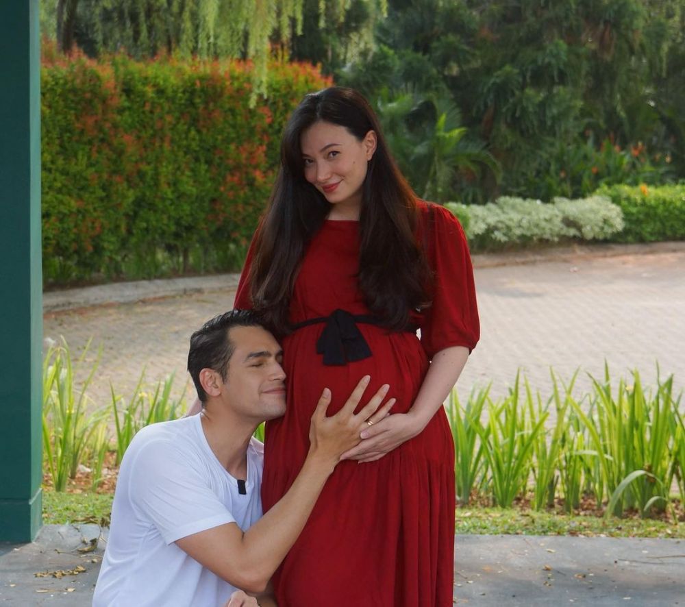 Pede Abis! 10 Artis Pamer Baby Bump Pakai Gaun Merah