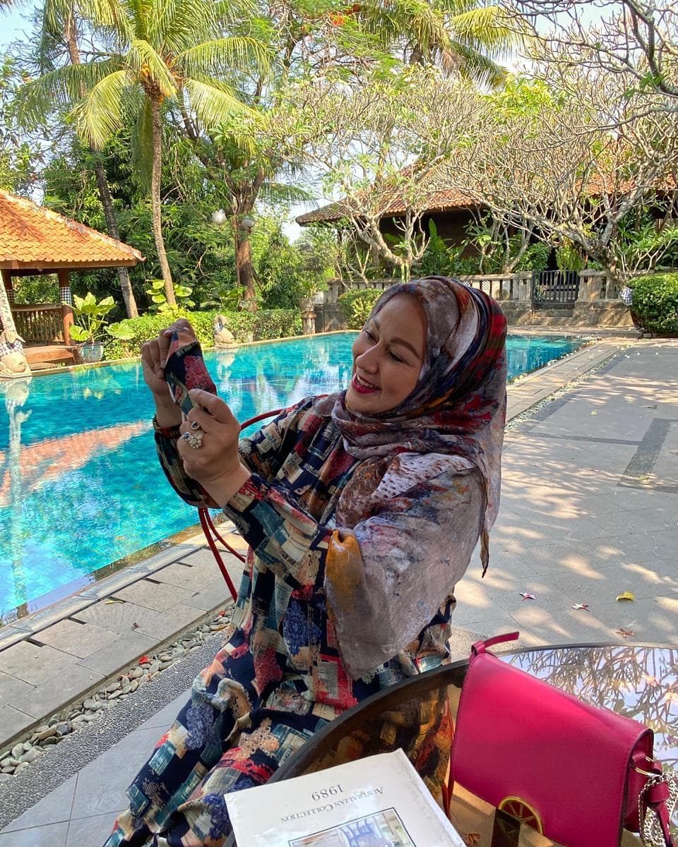 Usia 65 Tahun Kian Memesona, 10 Potret Diva Dangdut Camelia Malik