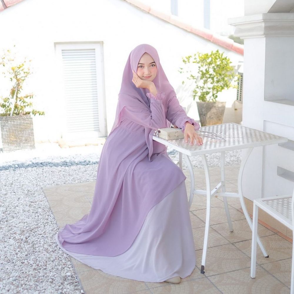 10 Outfit Hijab dengan Dress Kekinian ala Selebgram Yasmin