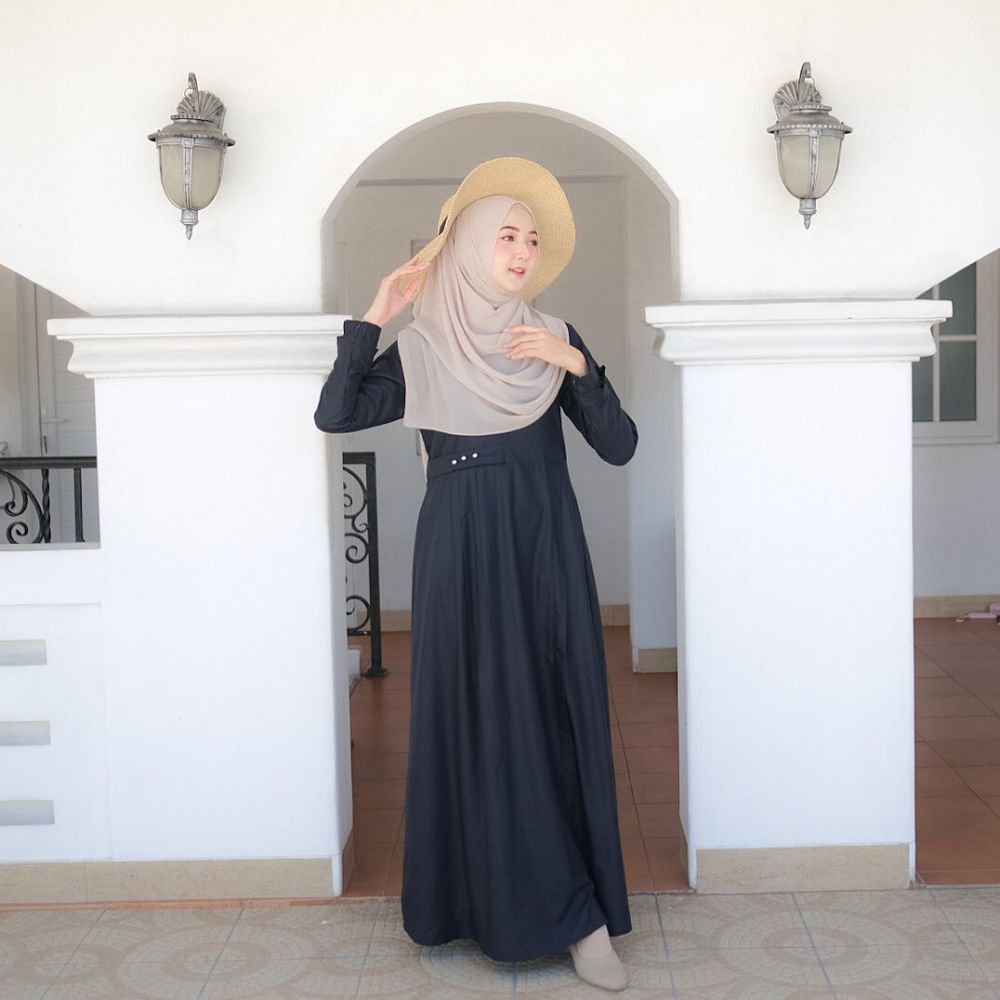 10 Outfit Hijab dengan Dress Kekinian ala Selebgram Yasmin