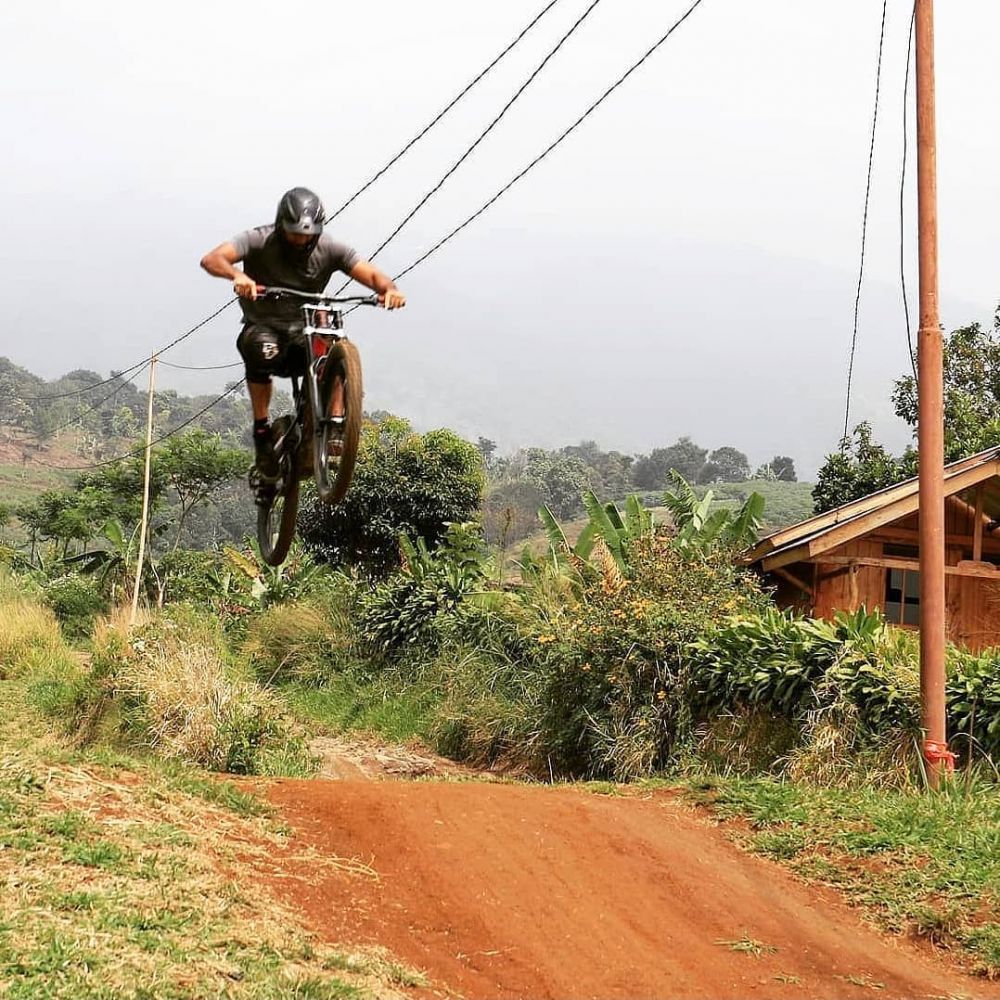 Ketika Pembalap Downhill Meliuk-liuk Terobos Lorong Labirin Gajahmungkur: Benar-benar Sempit!