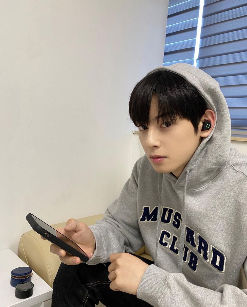 10 Potret Kece Cha Eun Woo Pakai Hoodie Boyfriend Material