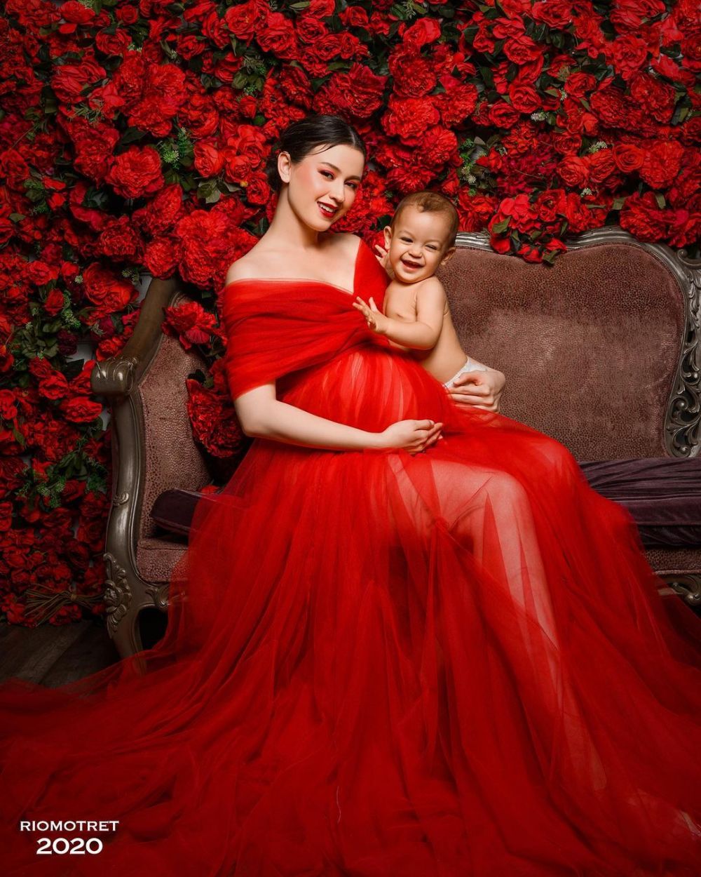 Pede Abis! 10 Artis Pamer Baby Bump Pakai Gaun Merah