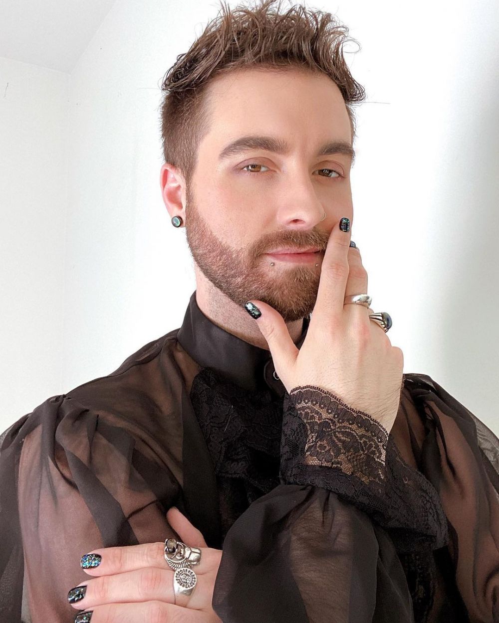 10 Fakta Gunnar Deatherage, Fashion Designer yang Lagi Viral