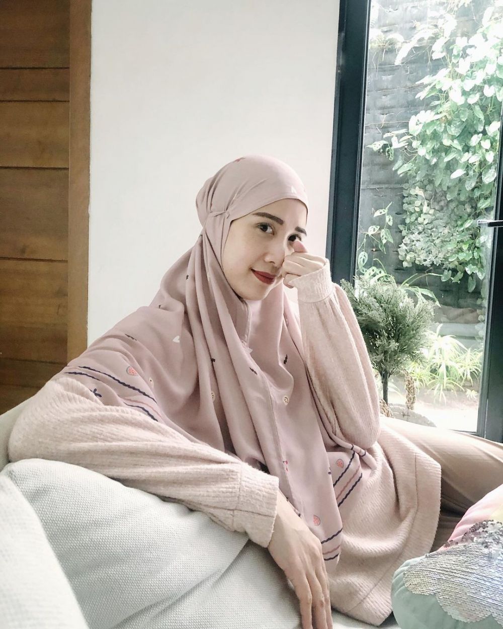 Umumkan Positif COVID-19, 10 Potret Fanny Fabriana Isolasi di Rumah