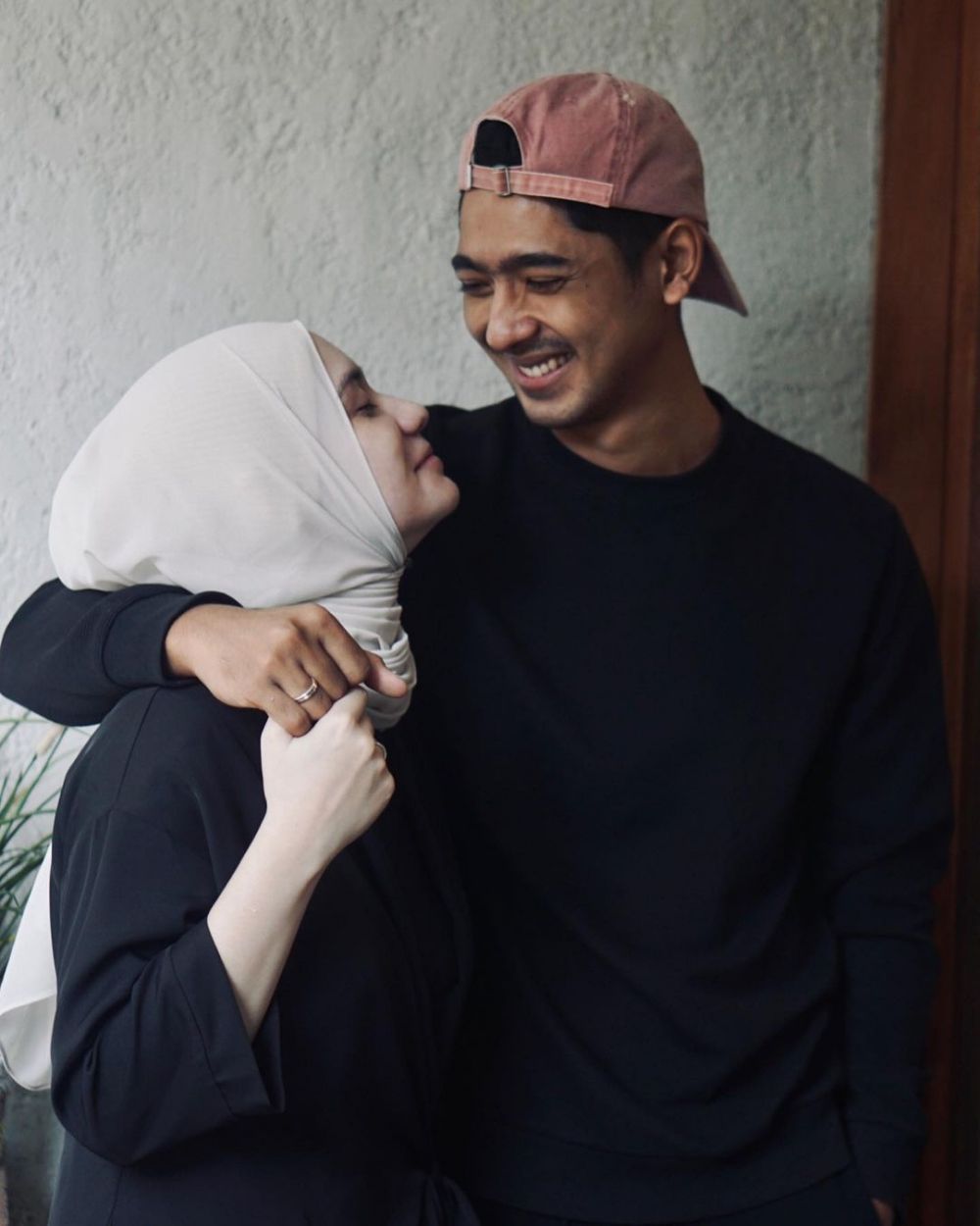 Kompak Abis! 9 Potret Arya Saloka dan Putri Anne Pakai Baju Kembar