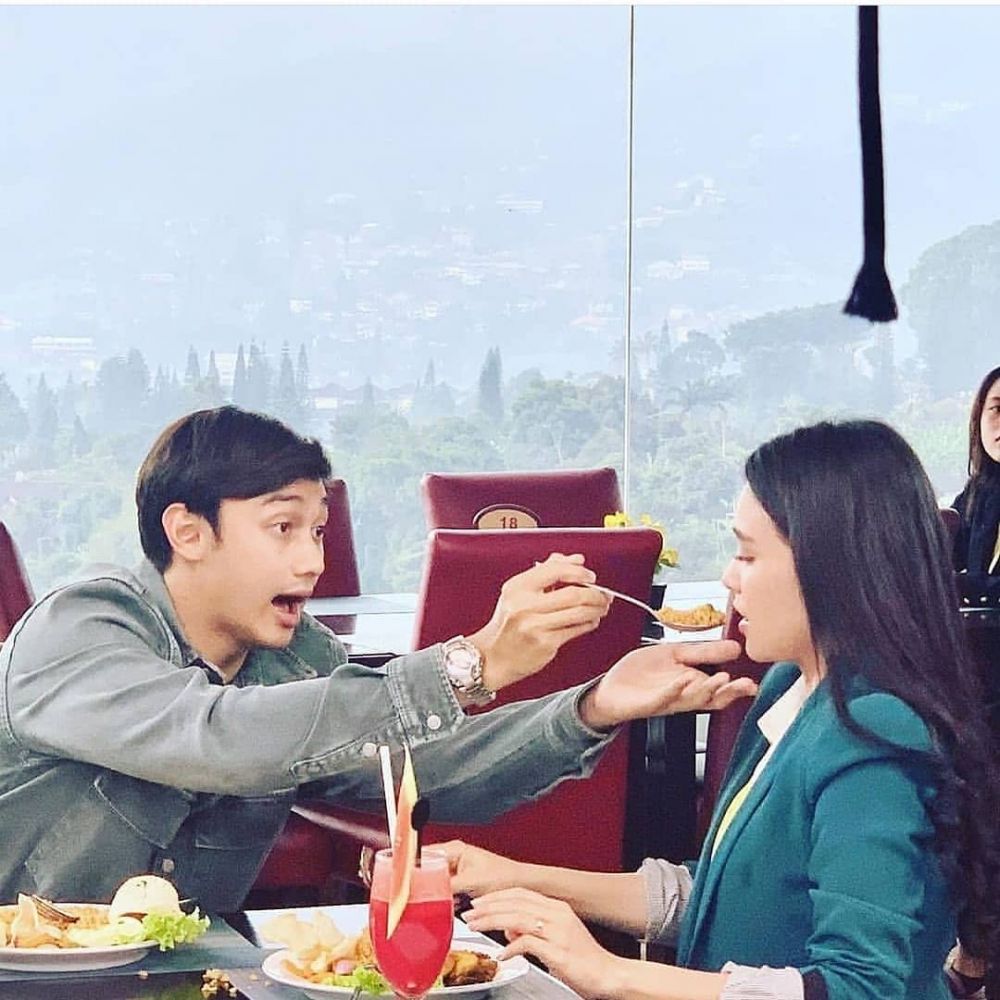 Mesra Mana? 10 Potret Hito Caesar dengan Istri Asli Vs Istri Sinetron