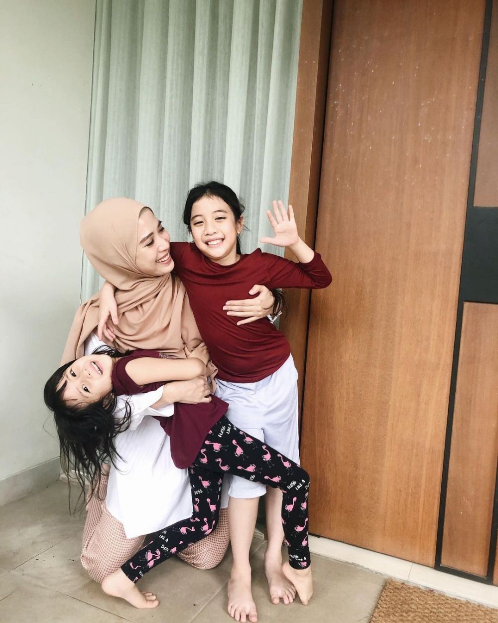Umumkan Positif COVID-19, 10 Potret Fanny Fabriana Isolasi di Rumah