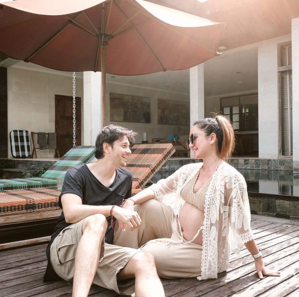 Mesra Abis! 10 Potret Babymoon Tengku Dewi dan Andrew Andika di Bali