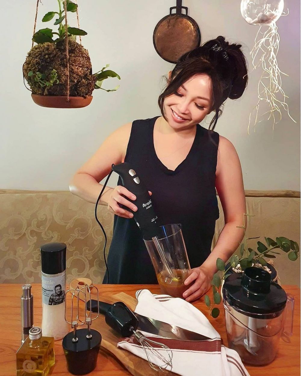 Glowing Anti Kucel! 9 Potret Chef Marinka Masak di Dapur Pribadi