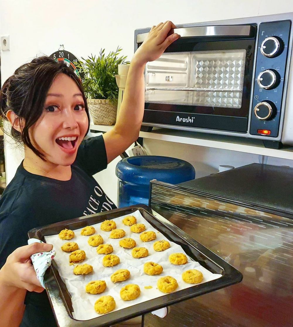 Glowing Anti Kucel! 9 Potret Chef Marinka Masak di Dapur Pribadi