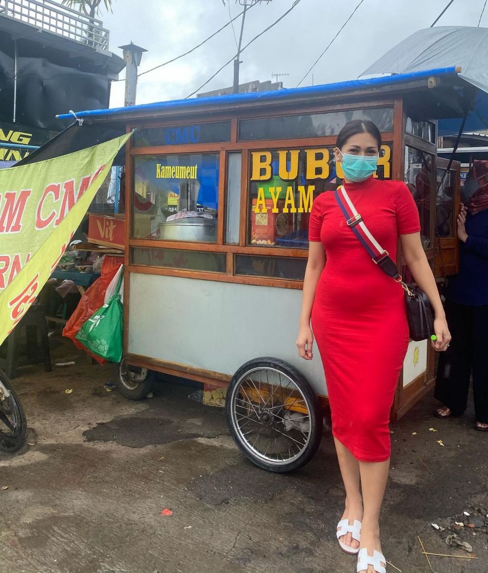 Pede Abis! 10 Artis Pamer Baby Bump Pakai Gaun Merah