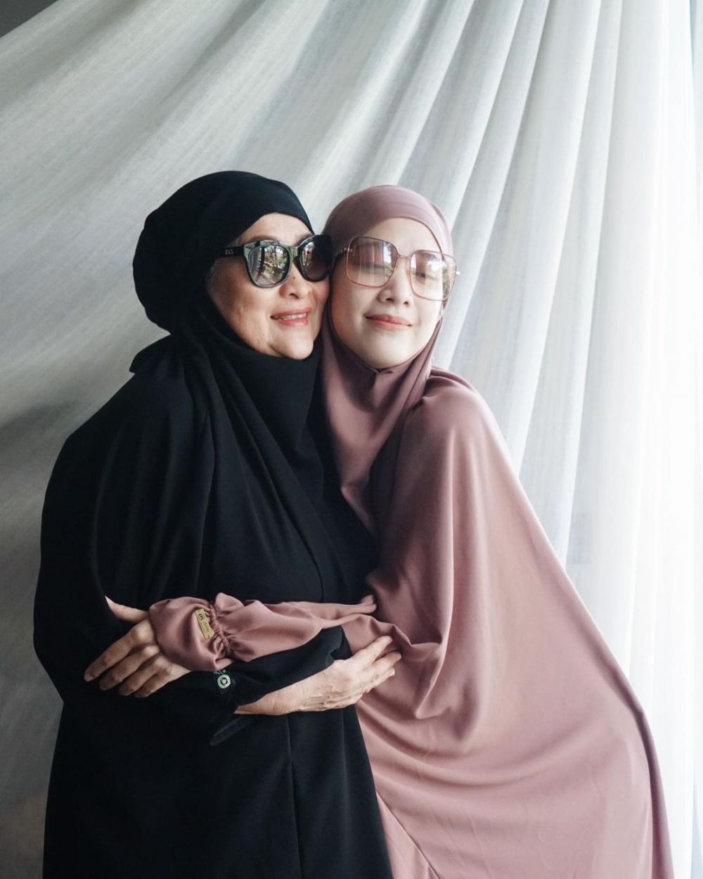 Umumkan Positif COVID-19, 10 Potret Fanny Fabriana Isolasi di Rumah