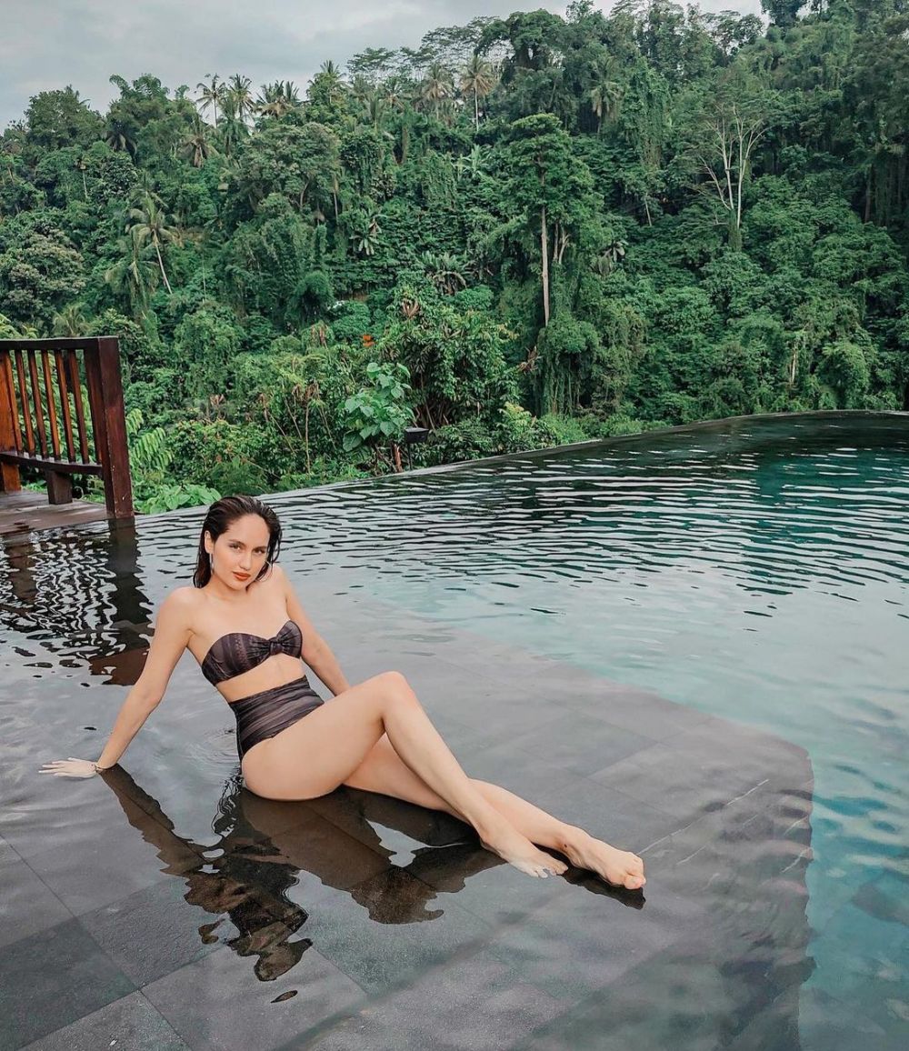 Pamer Body Goals, 10 Potret Memukau Cinta Laura di Bali.