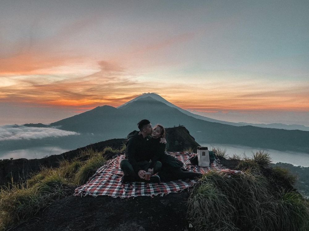 Bikin Iri, 10 Potret Bulan Madu Artis yang Romantis Banget