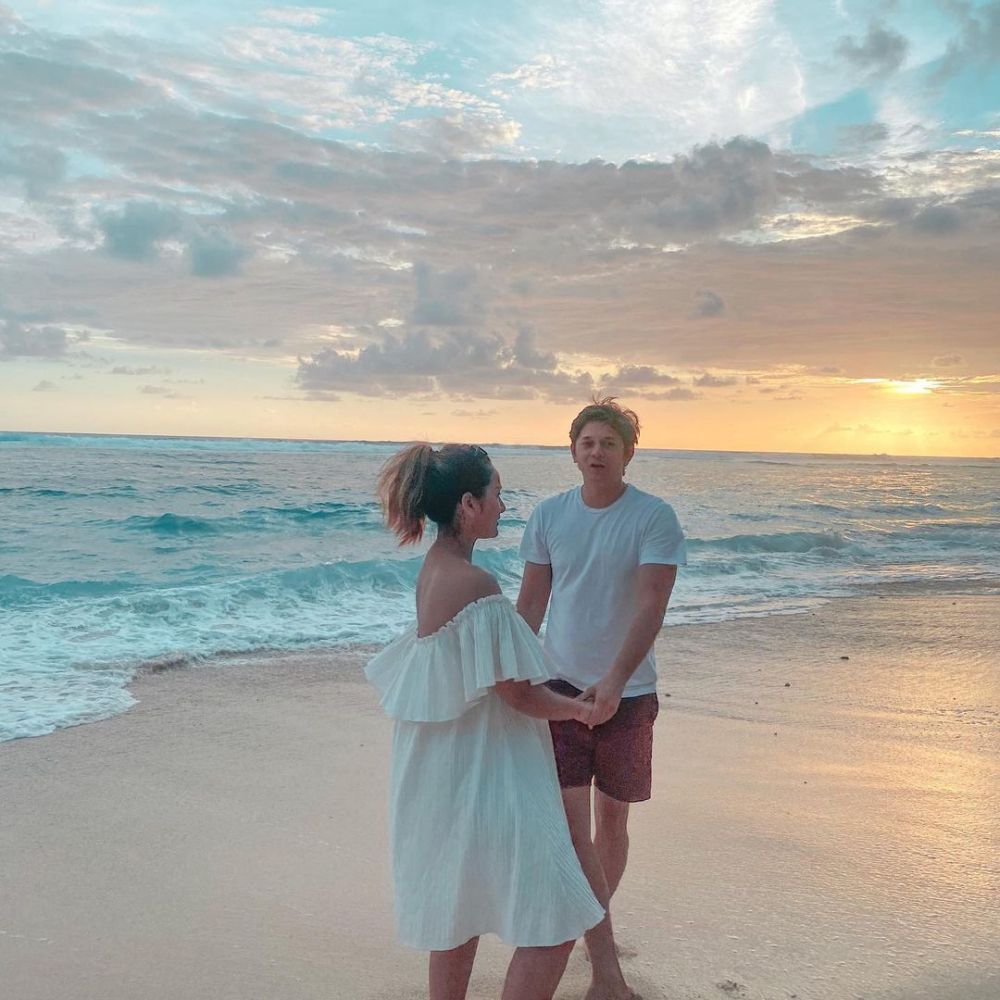 Mesra Abis! 10 Potret Babymoon Tengku Dewi dan Andrew Andika di Bali