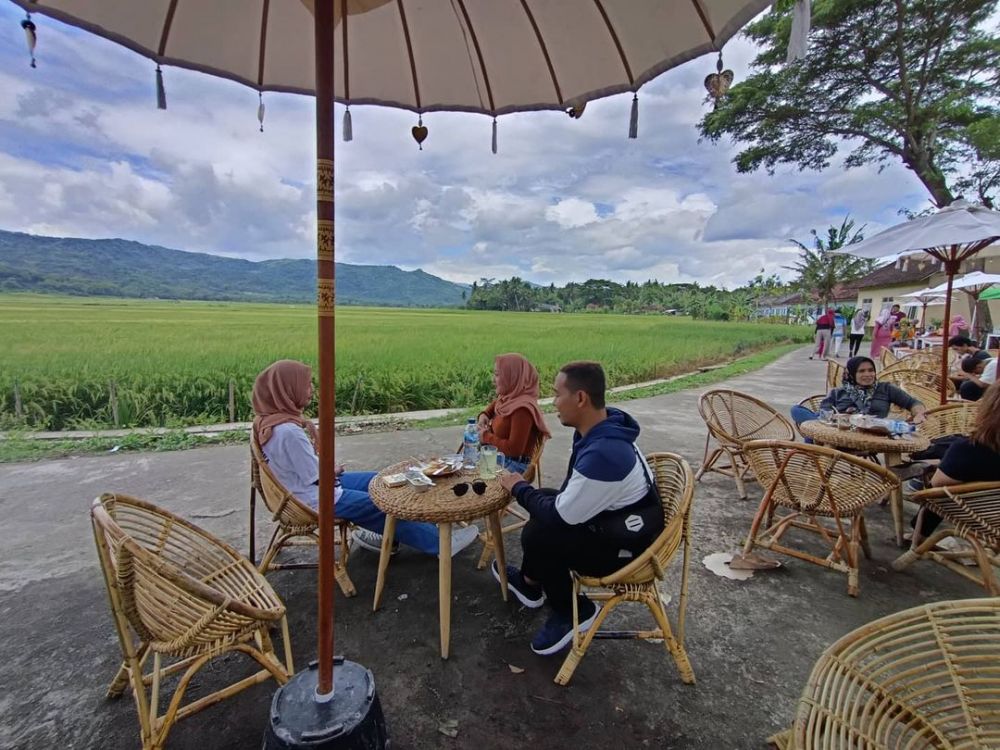 5 Potret Geblek Menoreh View, Angkringan Tepi Sawah yang Lagi Viral!