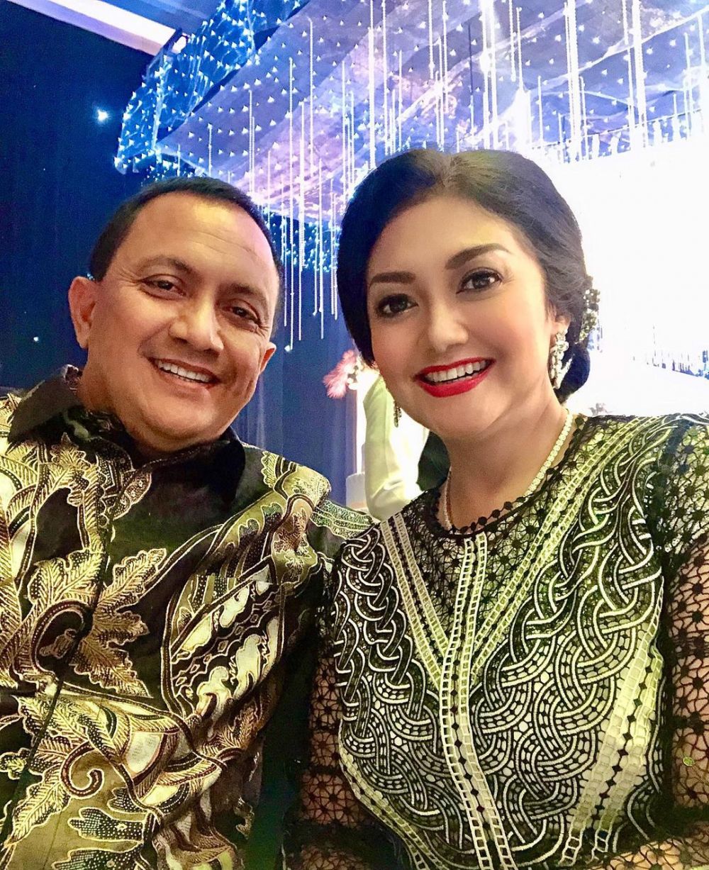 10 Adu Mesra Bella Saphira dan Uut Permatasari, Suaminya Abdi Negara