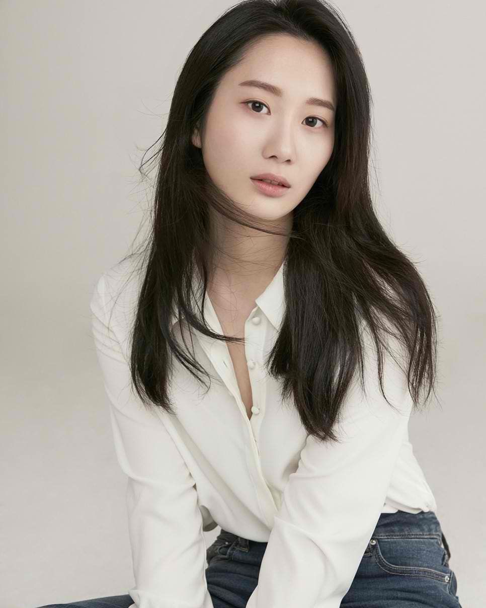 1. Chae Seo Eun adalah aktris dibawah naungan O& Entertainment sama den...