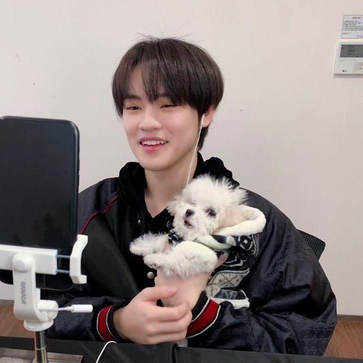 Potret Member NCT dengan Daegal Si Anak Anjing Milik Chenle