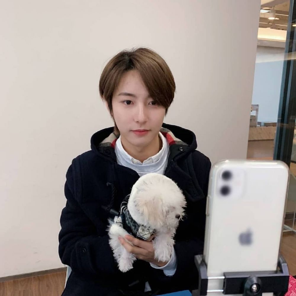 Potret Member NCT dengan Daegal Si Anak Anjing Milik Chenle