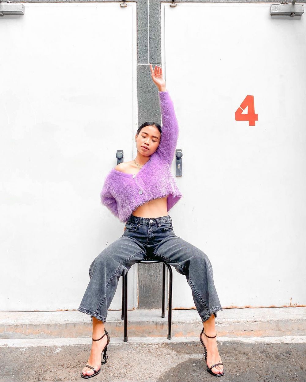 9 Potret Pamer Body Goals ala Ayya Renita, Perutnya Rata Banget