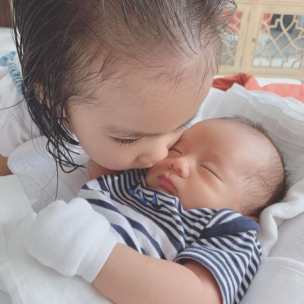 10 Potret Gemas Briell Dan Abe, Anak Momo Eks Geisha