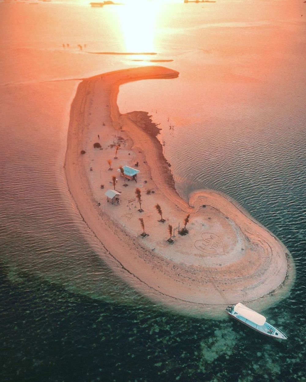 Ada Pantai Baru Nih di Bali Utara, Berbentuk Angka 9