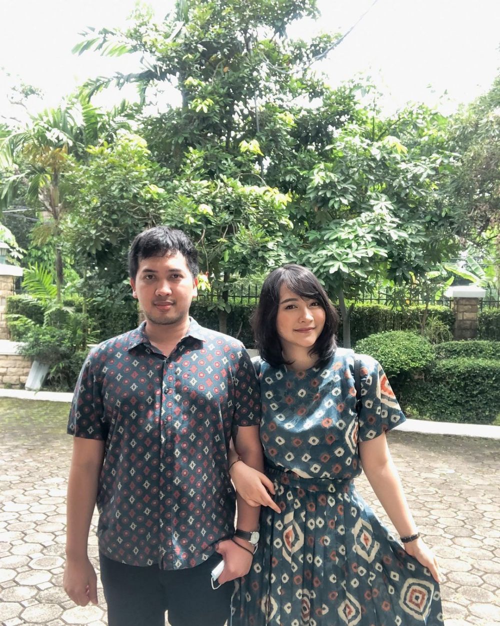 Umbar Mesra Terus! 9 Pasangan Artis Menikah Beda Usia 8 Tahun