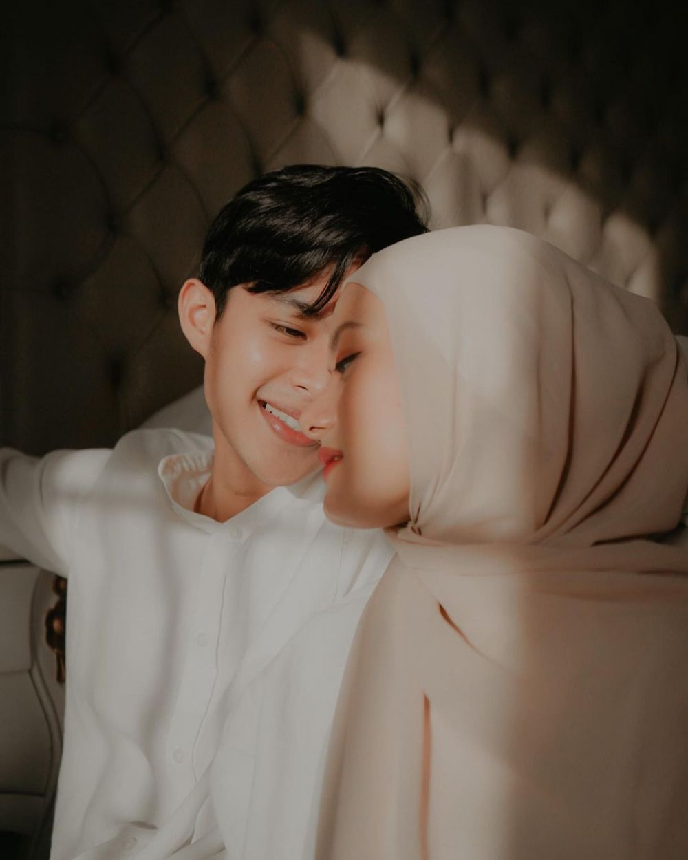 Ulala Mesra Abis! 10 Photoshoot Dinda Hauw dan Rey di Tempat Tidur