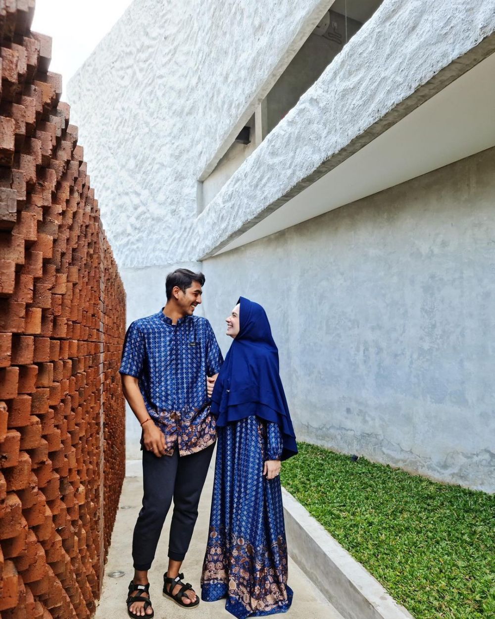 Kompak Abis! 9 Potret Arya Saloka dan Putri Anne Pakai Baju Kembar