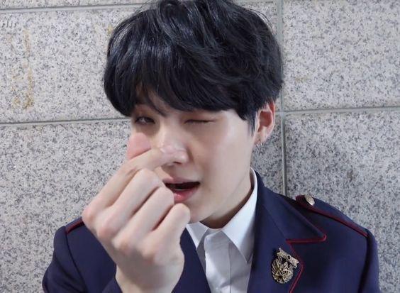 10 Potret Finger Heart Suga BTS yang Rayakan Debut 8 Tahun