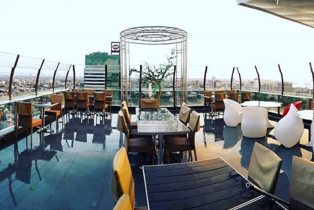 5 Sky Lounge dan Rooftop Makassar, Nikmati Pemandangan kota di Sini! 