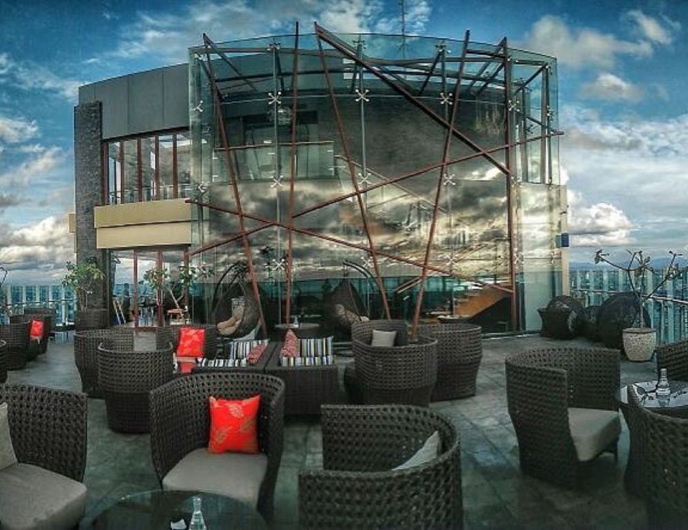 5 Sky Lounge dan Rooftop Makassar, Nikmati Pemandangan kota di Sini! 