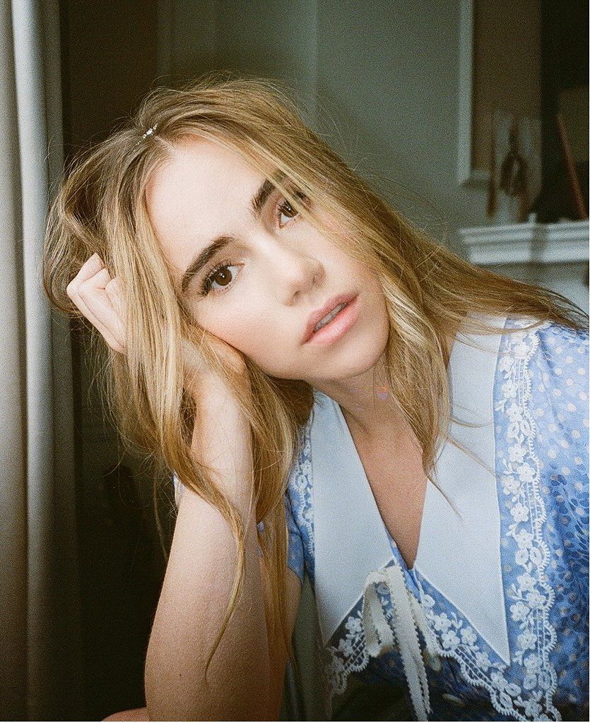 10 Potret Suki Waterhouse, Pacar Robert Pattinson yang Kece