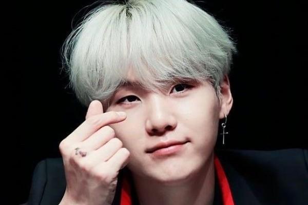 10 Potret Finger Heart Suga BTS yang Rayakan Debut 8 Tahun