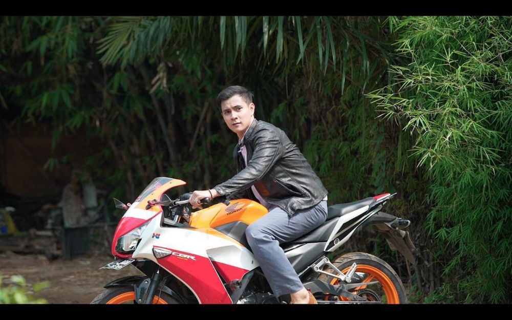 9 Pesona Arya Saloka dan Carlo Milk di Atas Motor, Andin Terpikat