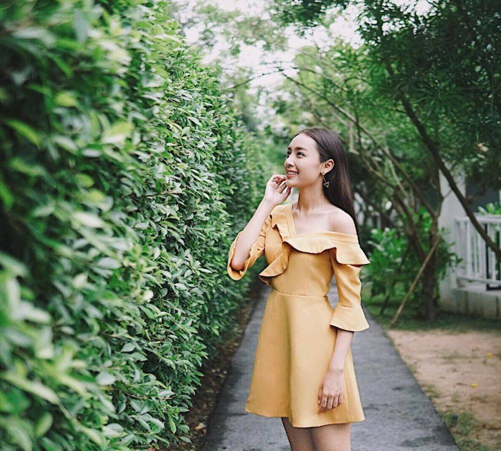 9 Ide Outfit Warna Kuning ala Namtarn Phicukkana