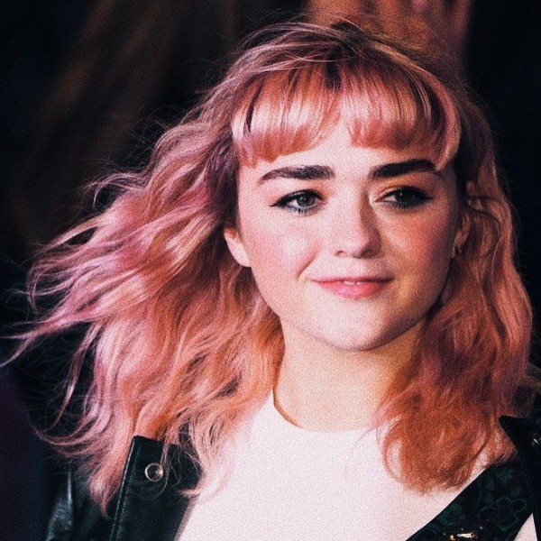 Hadiri 'The New Mutants', 9 Potret Maisie Williams dengan Rambut Pink