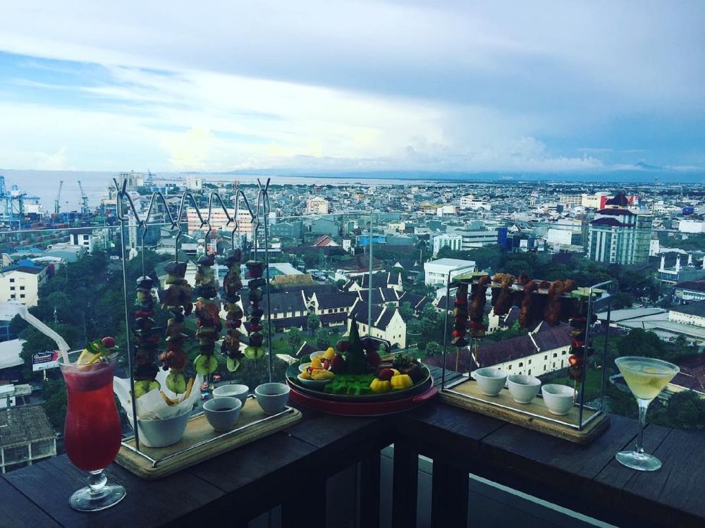 5 Sky Lounge dan Rooftop Makassar, Nikmati Pemandangan kota di Sini! 