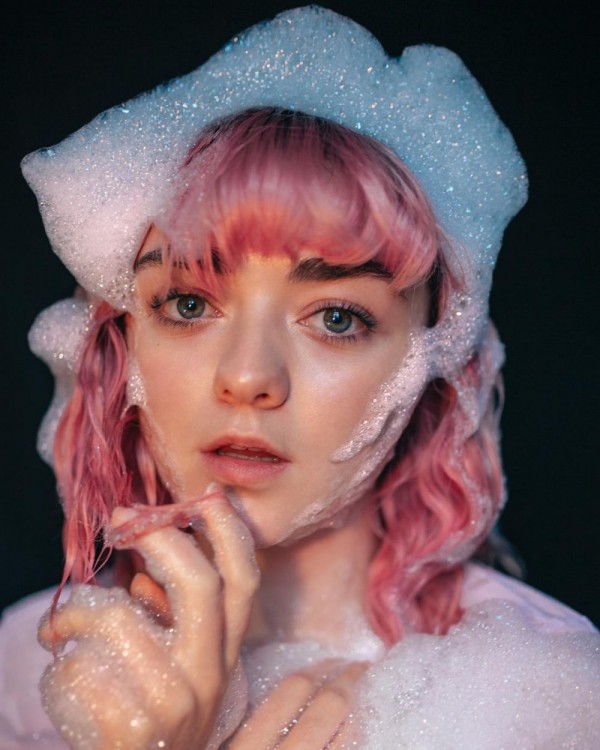 Hadiri 'The New Mutants', 9 Potret Maisie Williams dengan Rambut Pink