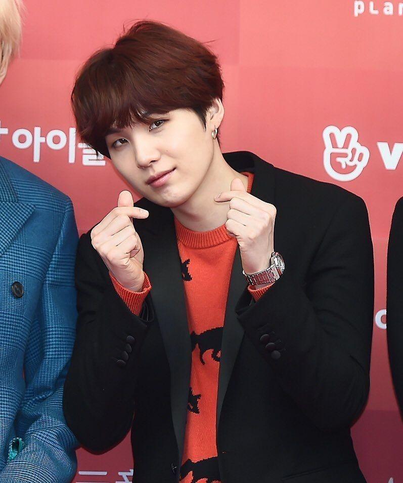 10 Potret Finger Heart Suga BTS yang Rayakan Debut 8 Tahun