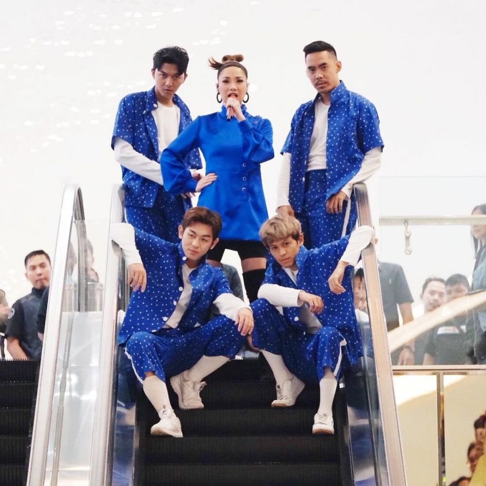 9 Potret Cetar Artis Dibalut Dress Biru, Bak Elsa Frozen!