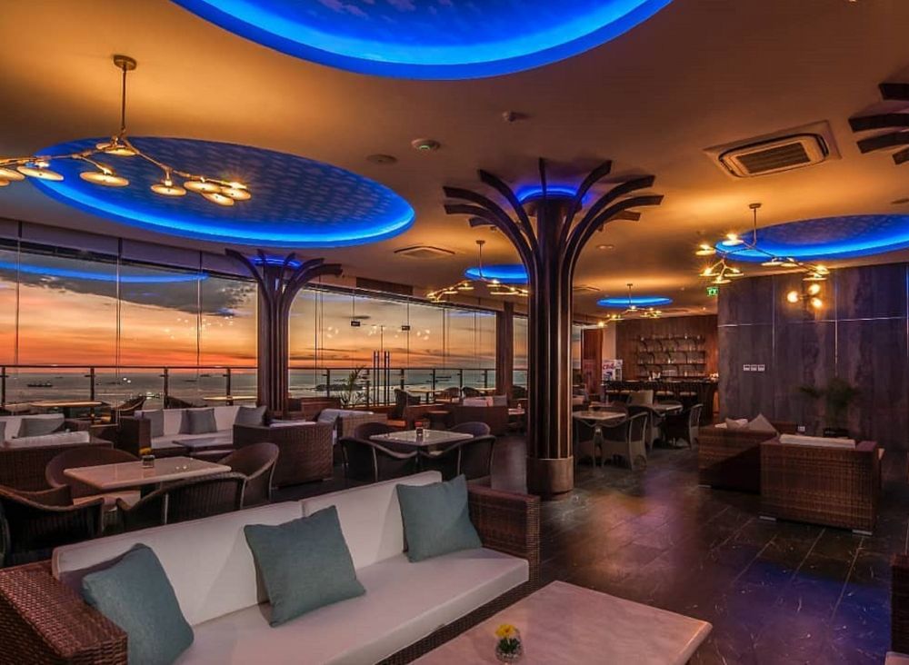 5 Sky Lounge dan Rooftop Makassar, Nikmati Pemandangan kota di Sini! 