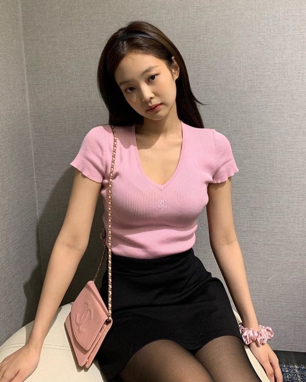 9 Inspirasi Outfit Cerah ala Jennie BLACKPINK, Cocok Buat OOTD!