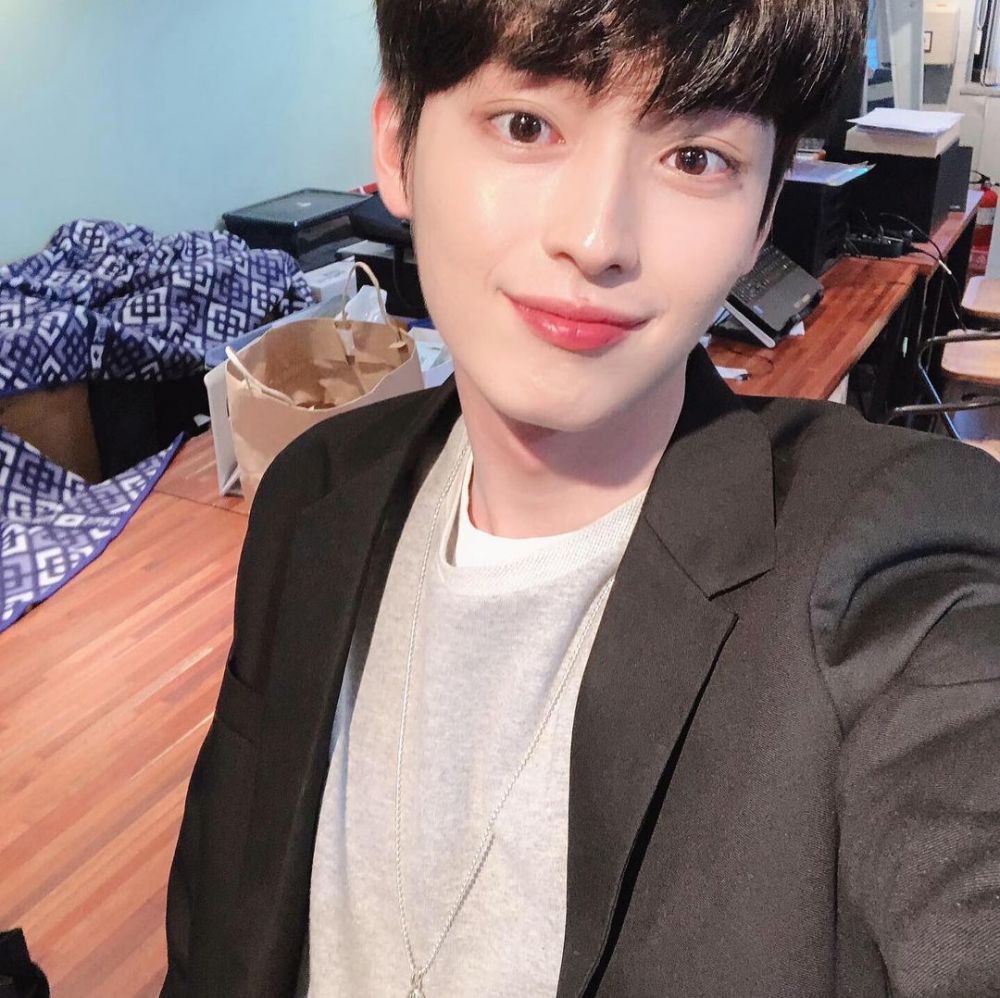 Potret Selfie Shin Jun Seop, Pacar Jisoo Lovelyz di WebDrama